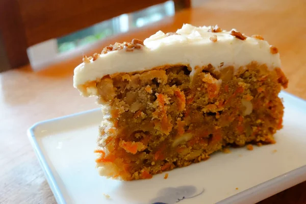 Ultra kremalı krem peynirli kremalı bir dilim lezzetli havuçlu kek.