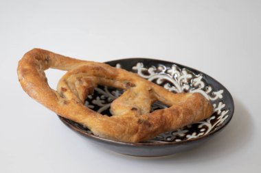 Fırından taze çıkmış, beyaz arka planda Fransız ekmeği.