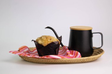 Crump Muffin ve Damlayan Kahve beyaz arka planda