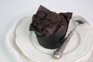 Beyaz tabakta çikolatalı kek.