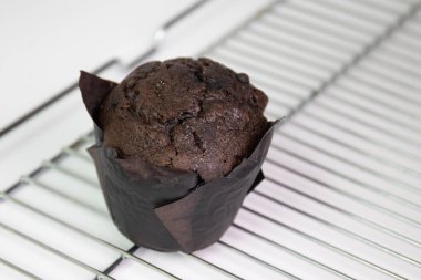 Soğutucu kek rafında çikolatalı kek.