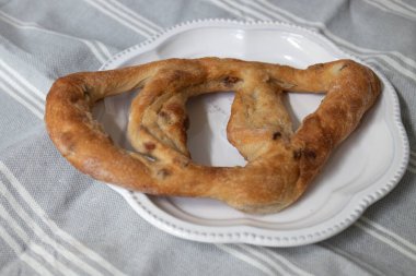 Fırından taze çıkmış, beyaz arka planda Fransız ekmeği.