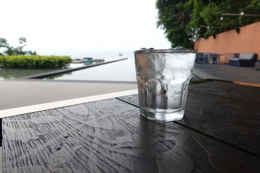 Yüzme havuzunun yanında buzlu köpüksüz su