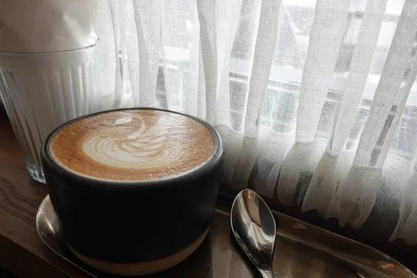 Siedzenie Przy Oknie Letnie Wakacje Włoska Kawa Pianką Mleczną Latte — Zdjęcie stockowe