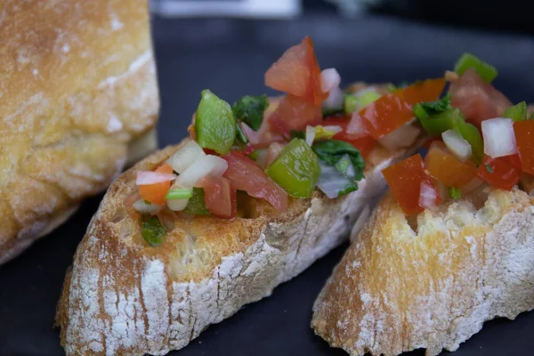 Eine Vorspeise Brot Garniert Mit Gehackten Frischen Tomaten Mit Knoblauch — Stockfoto