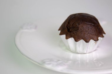 Beyaz seramik tabakta mini çikolatalı pasta