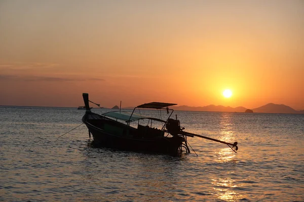 Yaz mevsiminde deniz manzarası, Berrak Mavi Gökyüzü, Güzel ve Kum Bulmak, Gün batımında denizde yüzen balıkçı teknesi