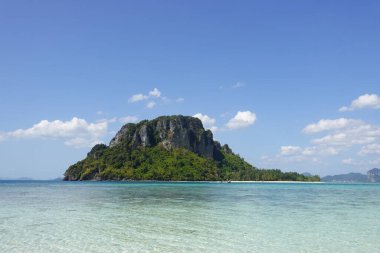 Güneşli bir günde, Berrak Mavi Gökyüzü, Sakin Deniz, Huzurlu ve Huzurlu, Saklı Ada 'da Sessiz Köşe