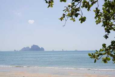 Yazın deniz manzarası, Açık Mavi Gökyüzü, Güzel ve Kum Bulun