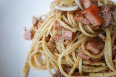 Geleneksel İtalyan Makarnası, Spagheti, Zeytinyağı ve Jambon
