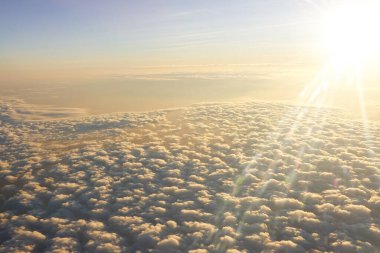 Bulutların üzerinde güneş ışığı