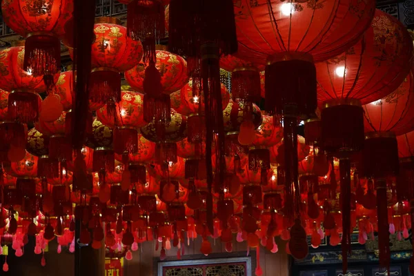 Chińska Czerwona Latarnia Wisi Symbolach Bogactwa Sławy Dobrobytu Aby Świętować — Zdjęcie stockowe