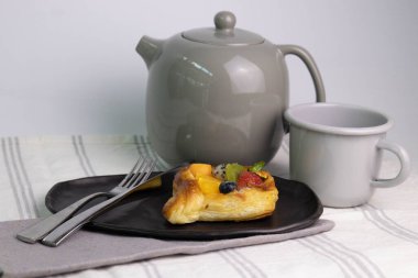 Danimarka pastasını kapat Beyaz arka planda karışık meyveli börek