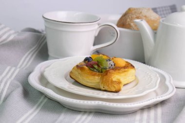 Danimarka pastasını kapat Beyaz arka planda karışık meyveli börek