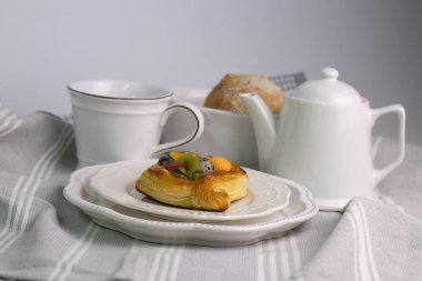 Danimarka pastasını kapat Beyaz arka planda karışık meyveli börek