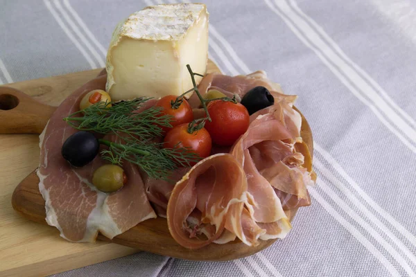 Блюдо Холодной Вырезкой Сыр Сыр Маринованные Оливки — стоковое фото