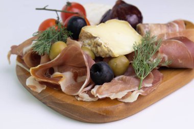 Foie Gras ile dolu Karamelize İncirleri kapatın. Soğuk Et Tabağı ve Peynir ile servis ediliyor.