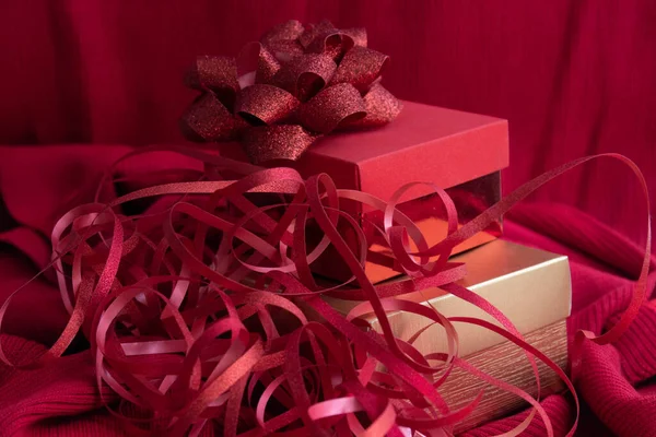 Close Gift Boxes Glitter Red Bow Messy Red Ribbon — Fotografia de Stock