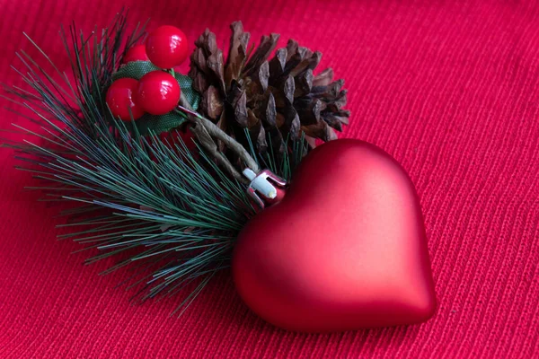 Christmas Hanging Heart Shape Green Fir Red Berries Pine Cone — Fotografia de Stock