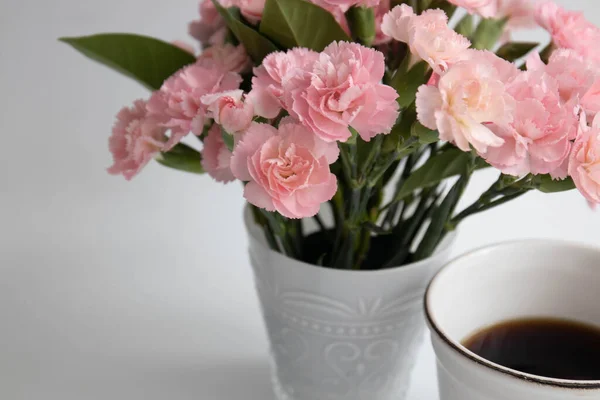 Булочка Корицей Чашкой Кофе Цветущими Розовыми Цветами — стоковое фото