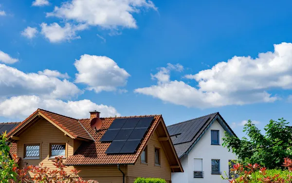 家庭住宅屋顶上的太阳能电池 图库图片