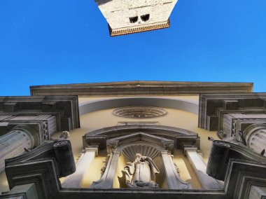 Kutsal Bakire Meryem 'in Varsayımı Kilisesi ve Rijeka' daki eğimli kule - Hırvatistan.