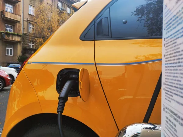 充電器の黄色の電気自動車 — ストック写真