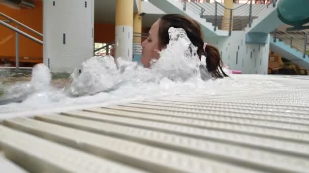 Frau Genießen Jaccuzi — Stockvideo