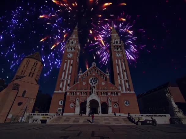 ヴォイティブ教会とハンガリーの聖母大聖堂の花火 セゲドのツインスピレーションを受けた教会 — ストック動画