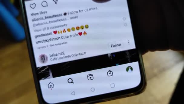 Mężczyzna Ogląda Zdjęcia Filmy Seksownych Dziewczyn Instagramie Widok Inteligentnego Telefonu — Wideo stockowe