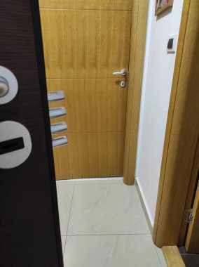 Modern güvenli kapısı olan yeni bir ev.