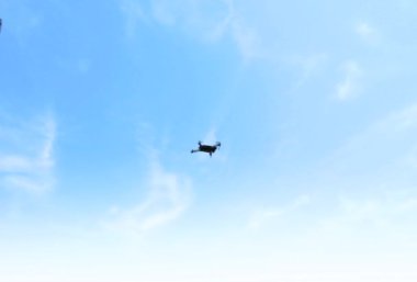 Gökyüzü görüntülerinde uçan dron 