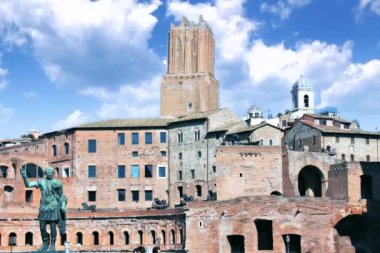 Roma 'nın zaman aşımı - Via dei Fori Imperiali sokağı Roma.