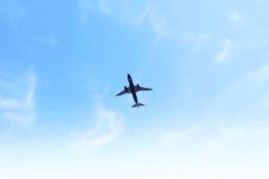 Mavi gökyüzünde uçak - görüntüler