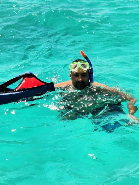 Homme Dans Eau Équipé Masque Plongée Masque Tuba — Photo