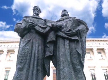  Bulgaristan 'ın Sofya kentindeki şehir kütüphanesinin önündeki Kirill ve Methodius 
