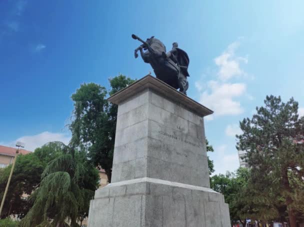 アレクサンダー カラドルジェヴィク王の像はセルビア ニイでタイムラプス — ストック動画