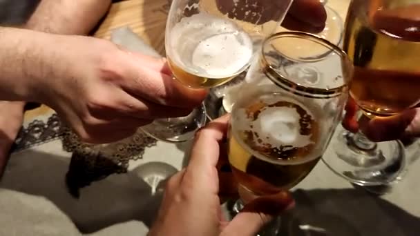 Quatro Homens Saúde Com Cerveja Fundo Madeira — Vídeo de Stock