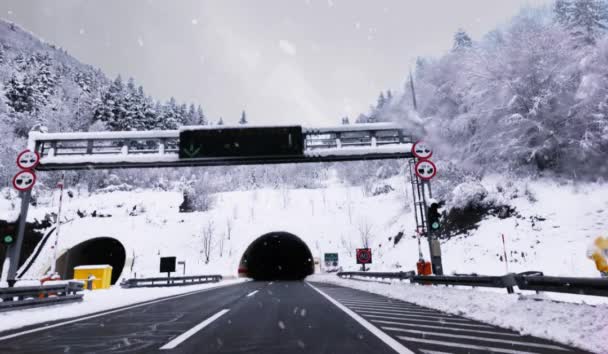 Filmmaterial Von Gefrorenen Und Verschneiten Autobahnen — Stockvideo