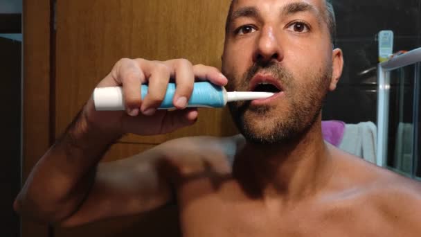 Conceito Higiene Dental Dentes Limpeza Homem Caucasiano Com Dente Elétrico — Vídeo de Stock