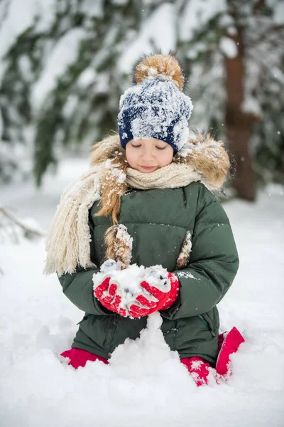 Ευτυχισμένο κορίτσι πλεξούδα με χιόνι σε ένα χιονισμένο χειμώνα με τα πόδια — Φωτογραφία Αρχείου