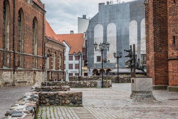 Riga, Letonya - 21 Mayıs 2021: Riga eski kasabasının Luteran St. John Kilisesi yakınlarındaki sokak manzarası, Letonya