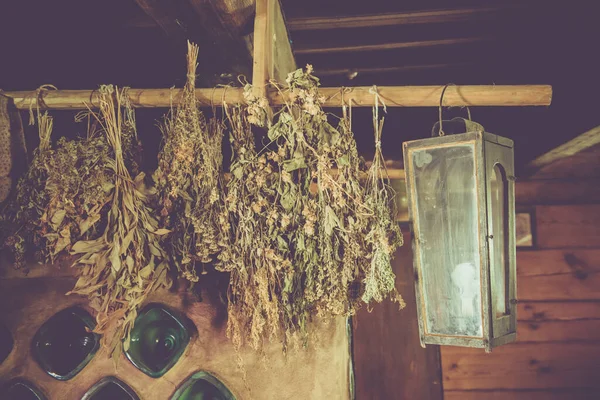 Escobas Secas Cuelgan Baño Hierbas Secas Sobre Fondo Madera Cocina — Foto de Stock