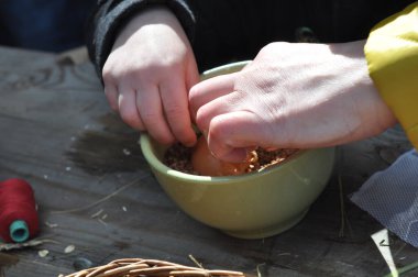 Paskalya yumurtası boyama işlemi. Doğal malzemeler kullanarak - soğan kabuğu.
