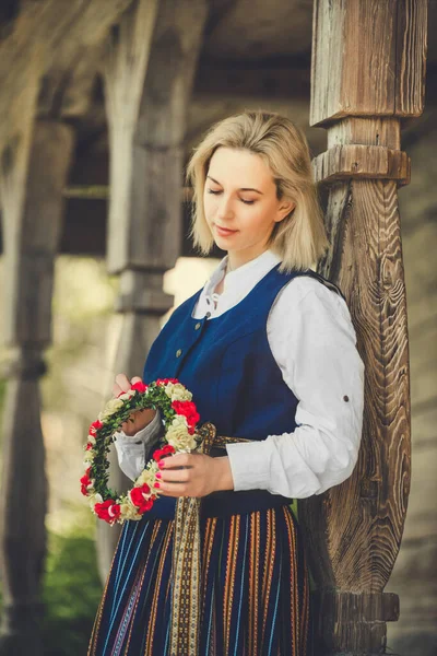 Latvian woman in traditional clothing. Ligo folk. — Stock Photo, Image