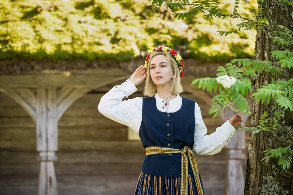 전통 의상을 입은 라트비아 여성. 로고 사람들. — 스톡 사진