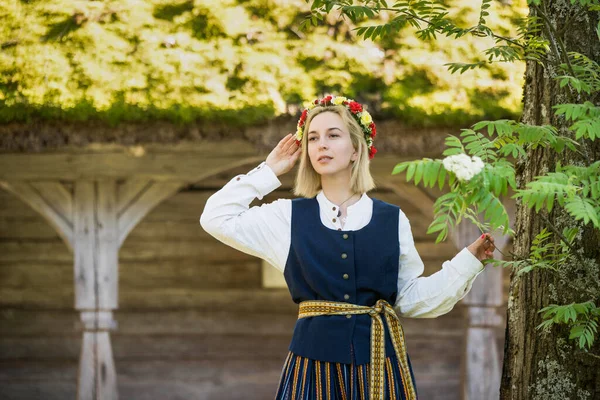 Latvian woman in traditional clothing. Ligo folk. — Stock Photo, Image