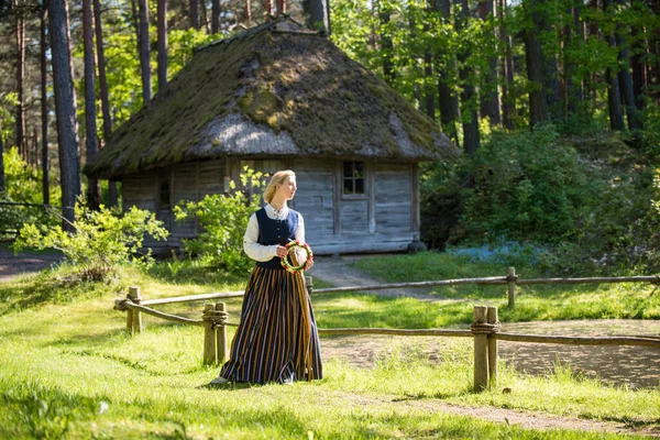 Letse vrouw in traditionele kleding. Ligo volk. — Stockfoto