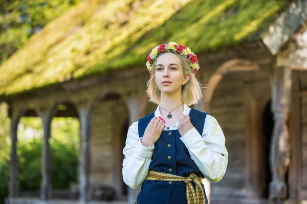 Donna lettone in abiti tradizionali. Ligo folk . — Foto Stock