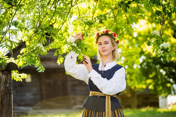 Geleneksel giyinmiş Letonyalı kadın. Ligo halkı.. — Stok fotoğraf